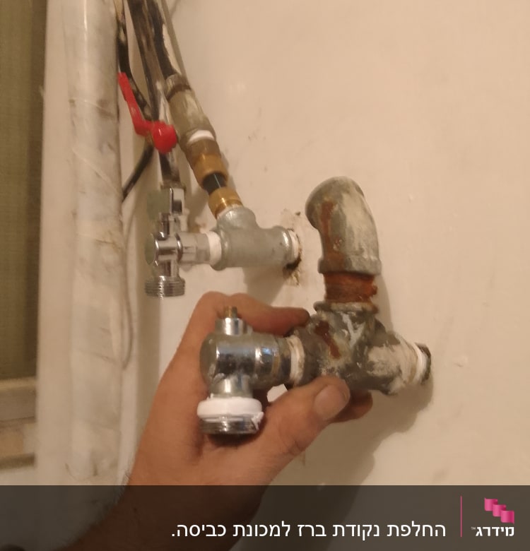 יד מחזיקה צינור מים עם ברזים וחיבורים